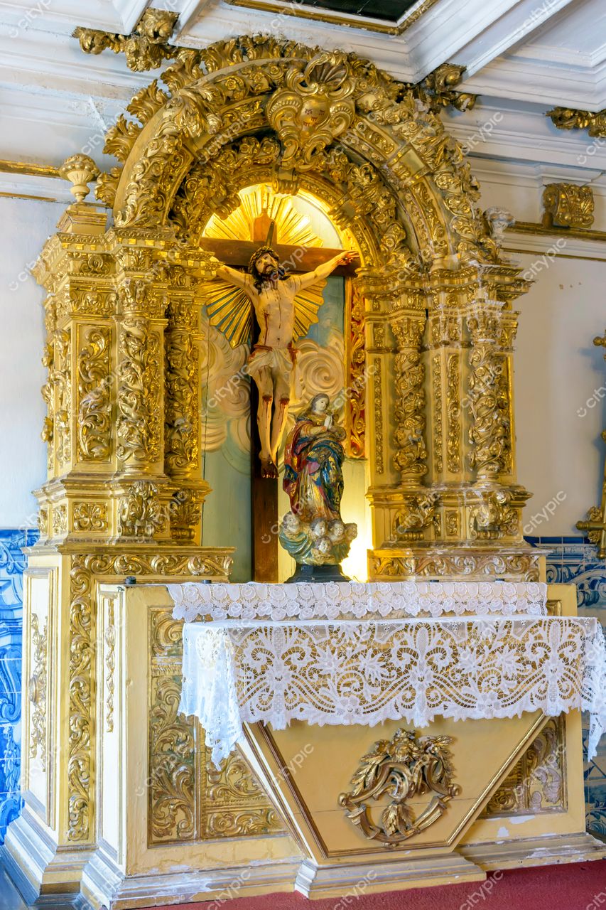 Altar Sagrado no Pelourinho: Cristo Crucificado e Virgem Maria em Salvador, Bahia