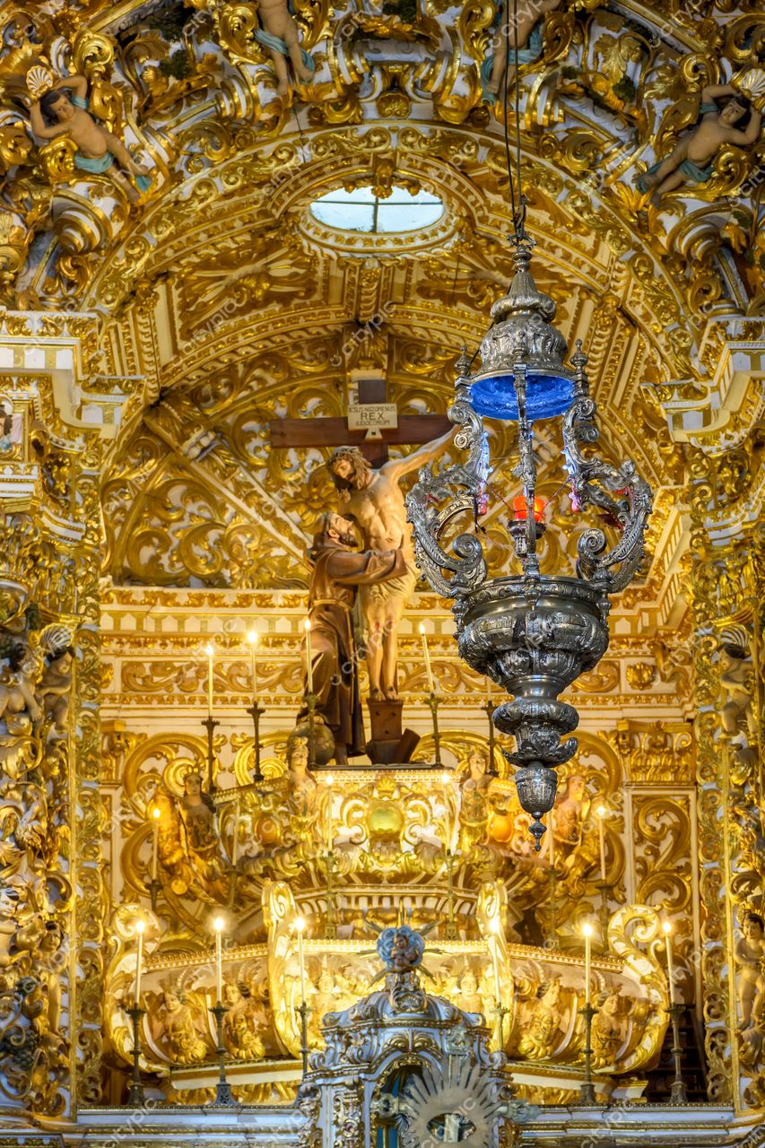 Igreja Barroca do Pelourinho: Altar Dourado e Ornamentado em Salvador, Bahia, Brasil