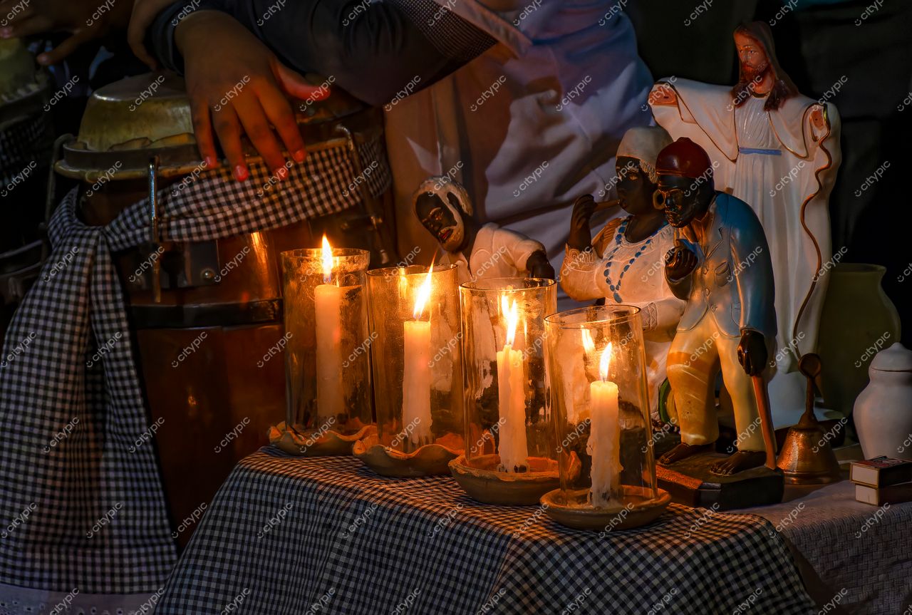 Altar Tradicional com Velas Acesas em Belo Horizonte, Minas Gerais: Cultura e Religiosidade Afro-brasileira