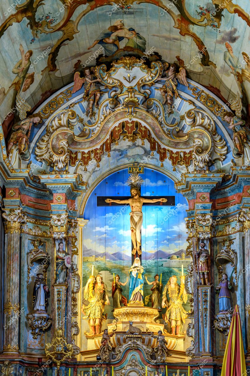 Congonhas, Minas Gerais: Altar Barroco Celestial com Jesus Crucificado e Paisagens Montanhosas ao Fundo