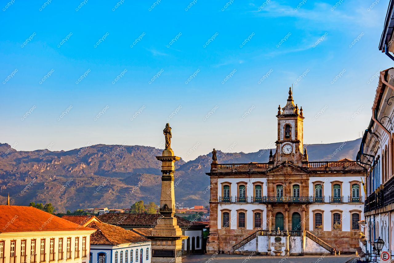 Ouro Preto, Minas Gerais: Monumento histórico e edifício colonial emoldurados pelas montanhas