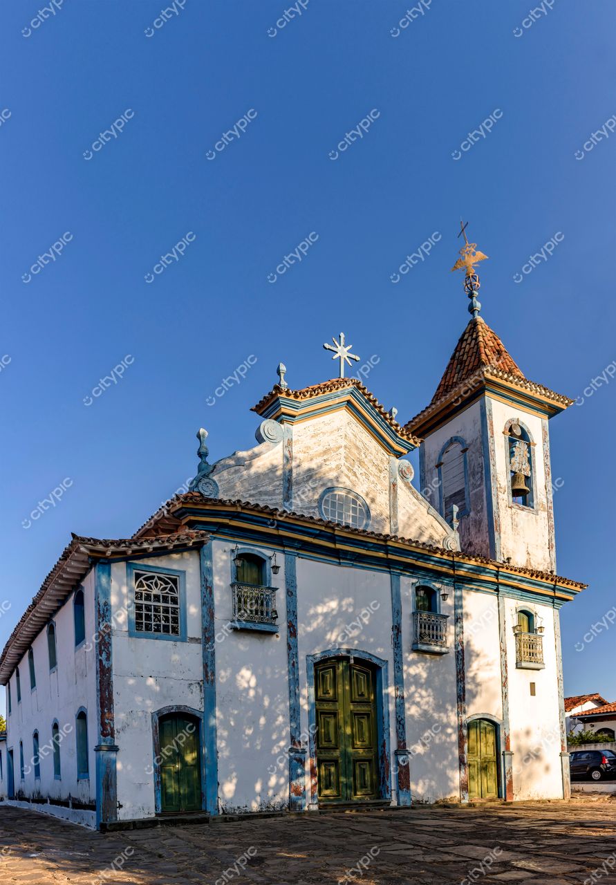 Diamantina, Minas Gerais: Igreja colonial com detalhes em azul e verde sob o céu azul