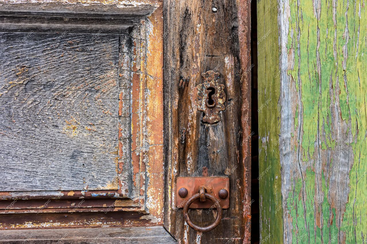 Diamantina, Minas Gerais: Detalhe de uma porta antiga com textura envelhecida e batente verde vibrante