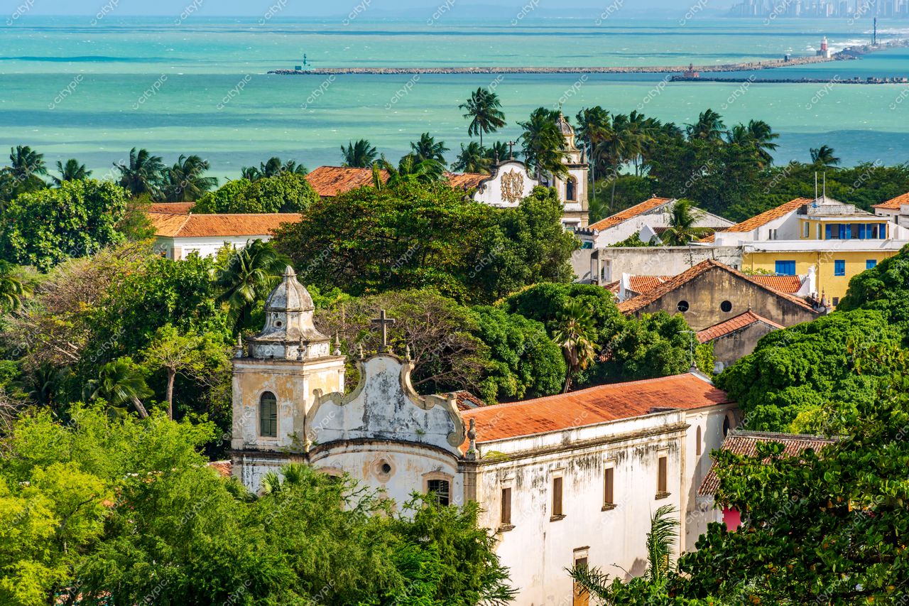 Igreja Colonial e Mar Verde-Azulado: Vista Panorâmica de Olinda, Pernambuco, Brasil