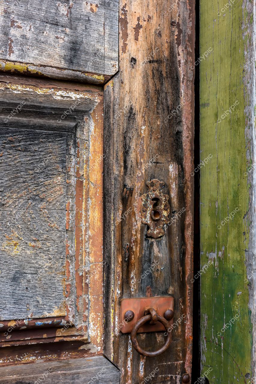 Diamantina, Minas Gerais: Porta Antiga com Charme Rústico e Histórico