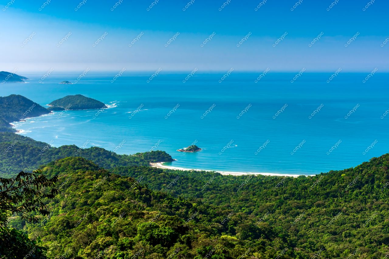 Ilhabela, São Paulo: Vista panorâmica deslumbrante da costa tropical do Brasil