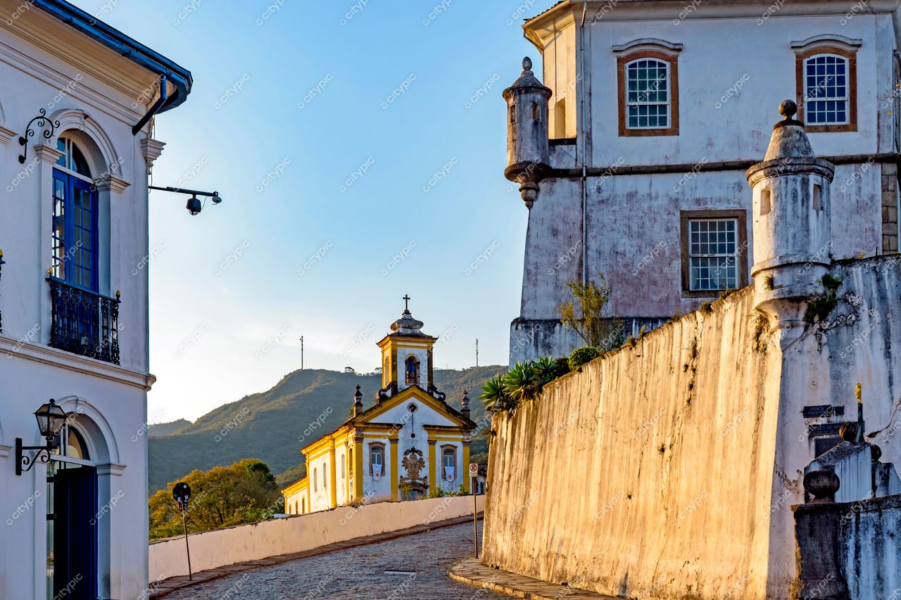Ouro Preto, Minas Gerais: Rua charmosa com edifícios coloniais e vista para as montanhas ao pôr do sol