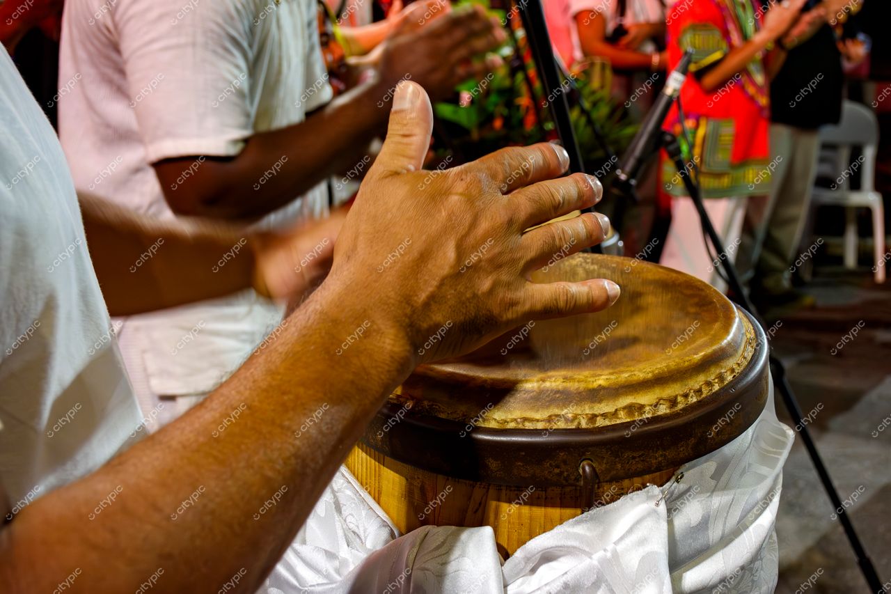 Apresentação musical vibrante em Belo Horizonte: Percussionista tocando caixa de ritmo