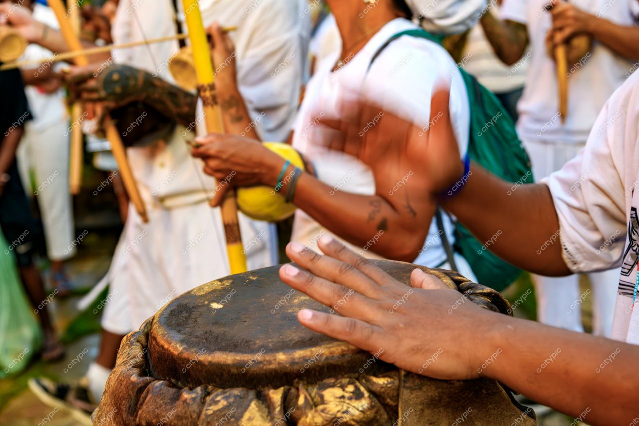 Celebração Cultural em Belo Horizonte: Músicos em ritmo vibrante