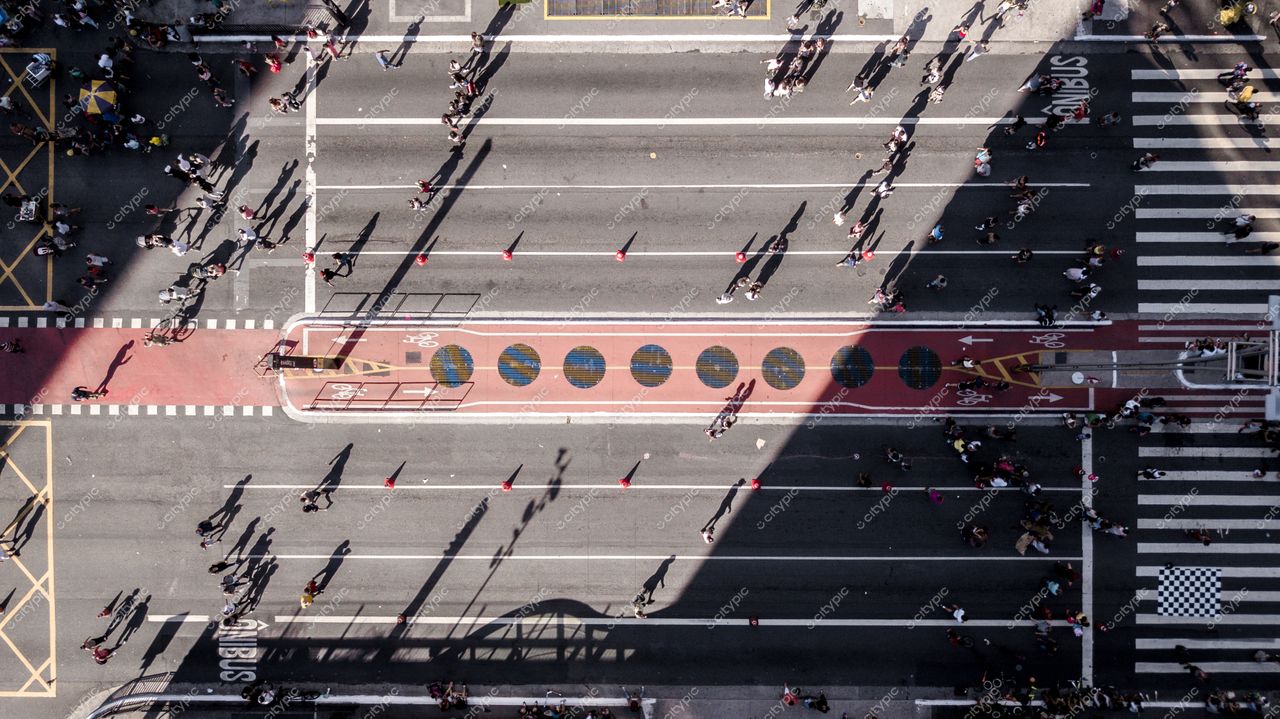 São Paulo, Brasil: Movimento e Cores nas Ruas da Metrópole