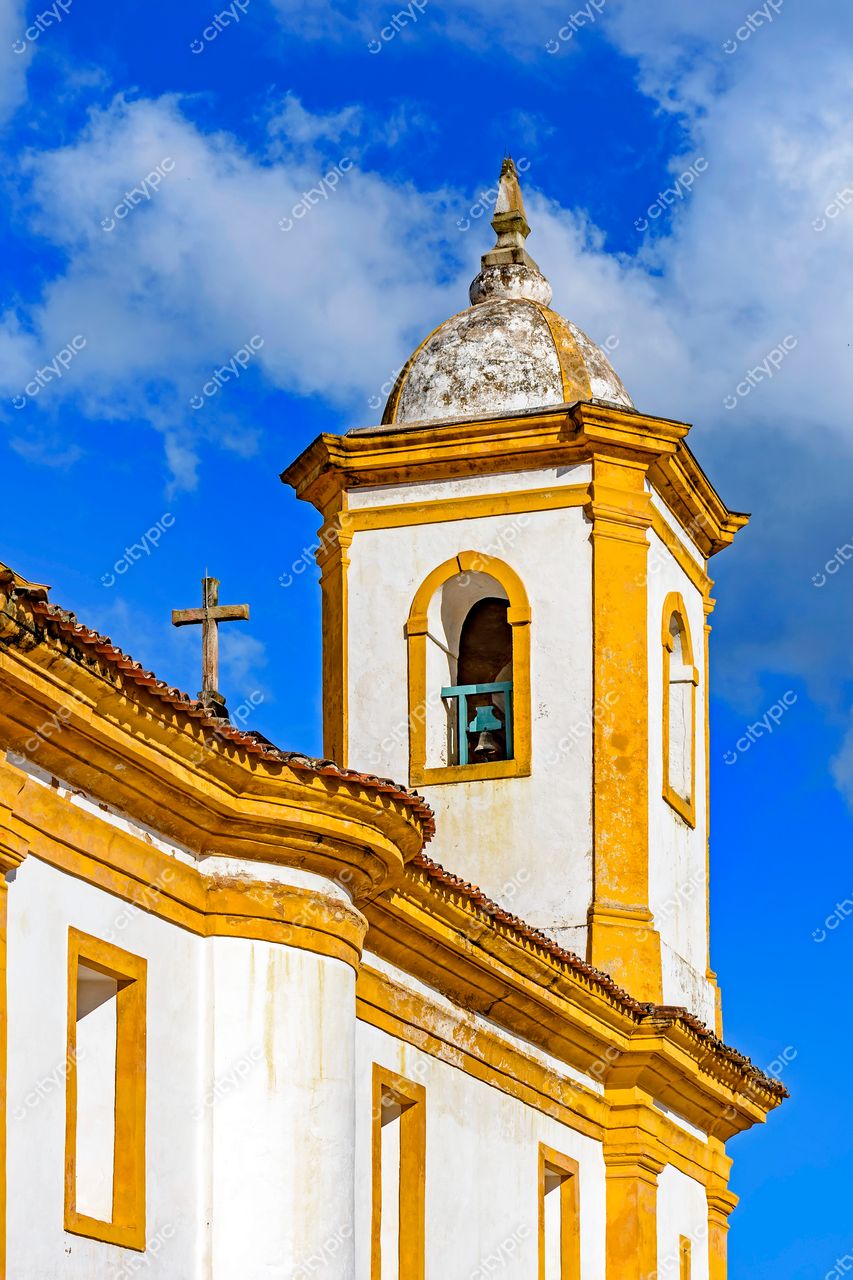 Ouro Preto, Minas Gerais: Torre da Igreja Histórica com Detalhes em Amarelo e Cúpula Dourada