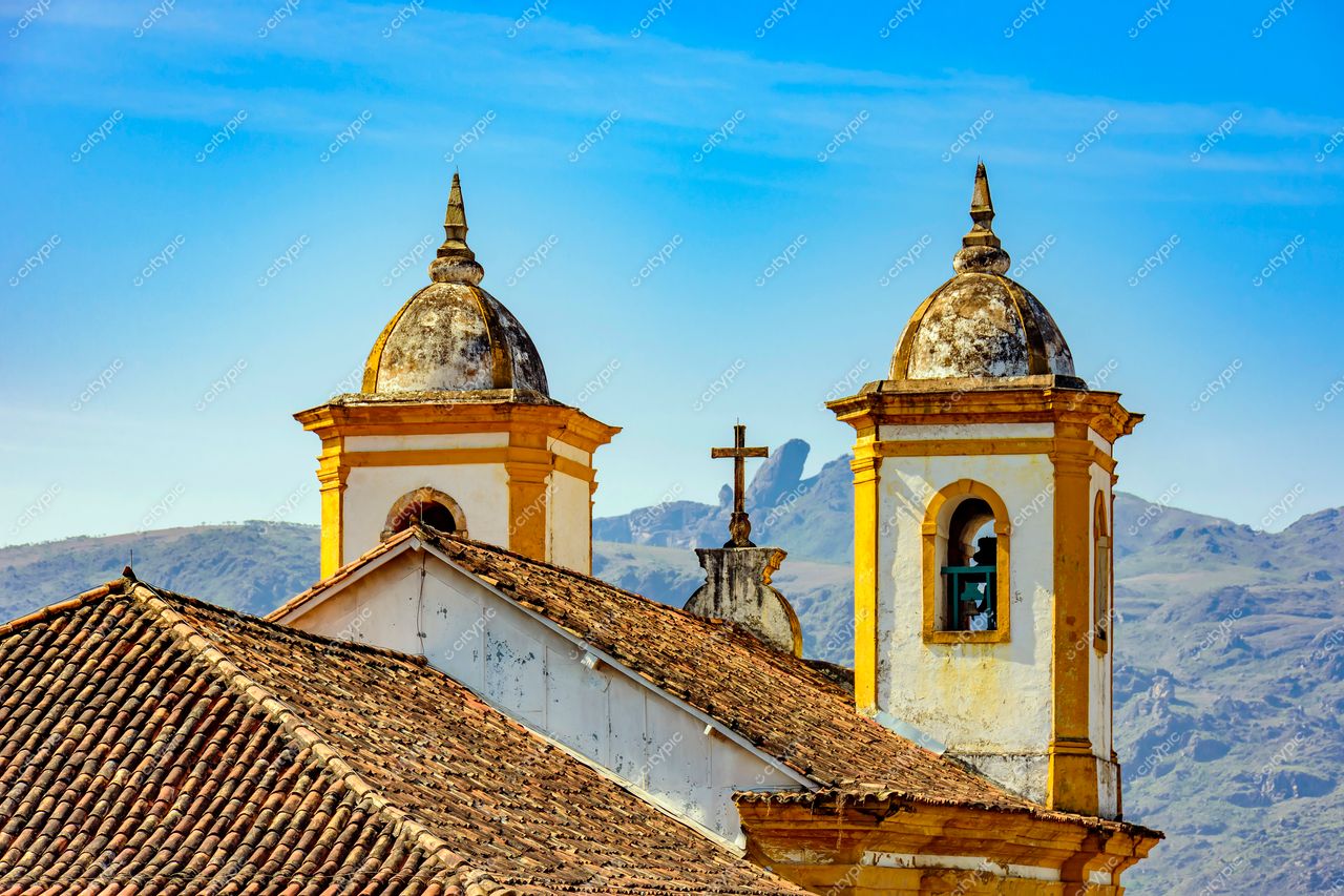 Ouro Preto, Minas Gerais: Torres históricas da igreja colonial com cúpulas adornadas