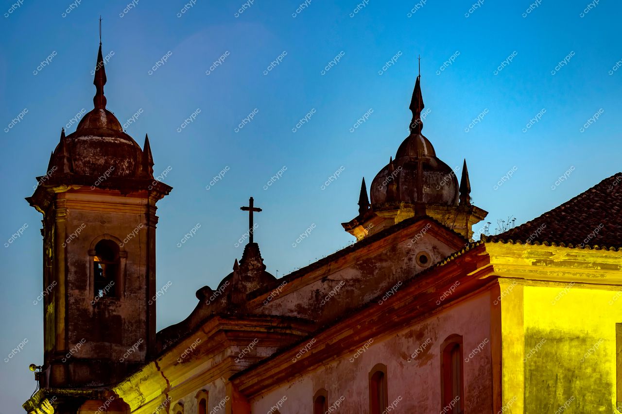 Ouro Preto, Minas Gerais: Silhueta da Igreja Histórica ao Entardecer