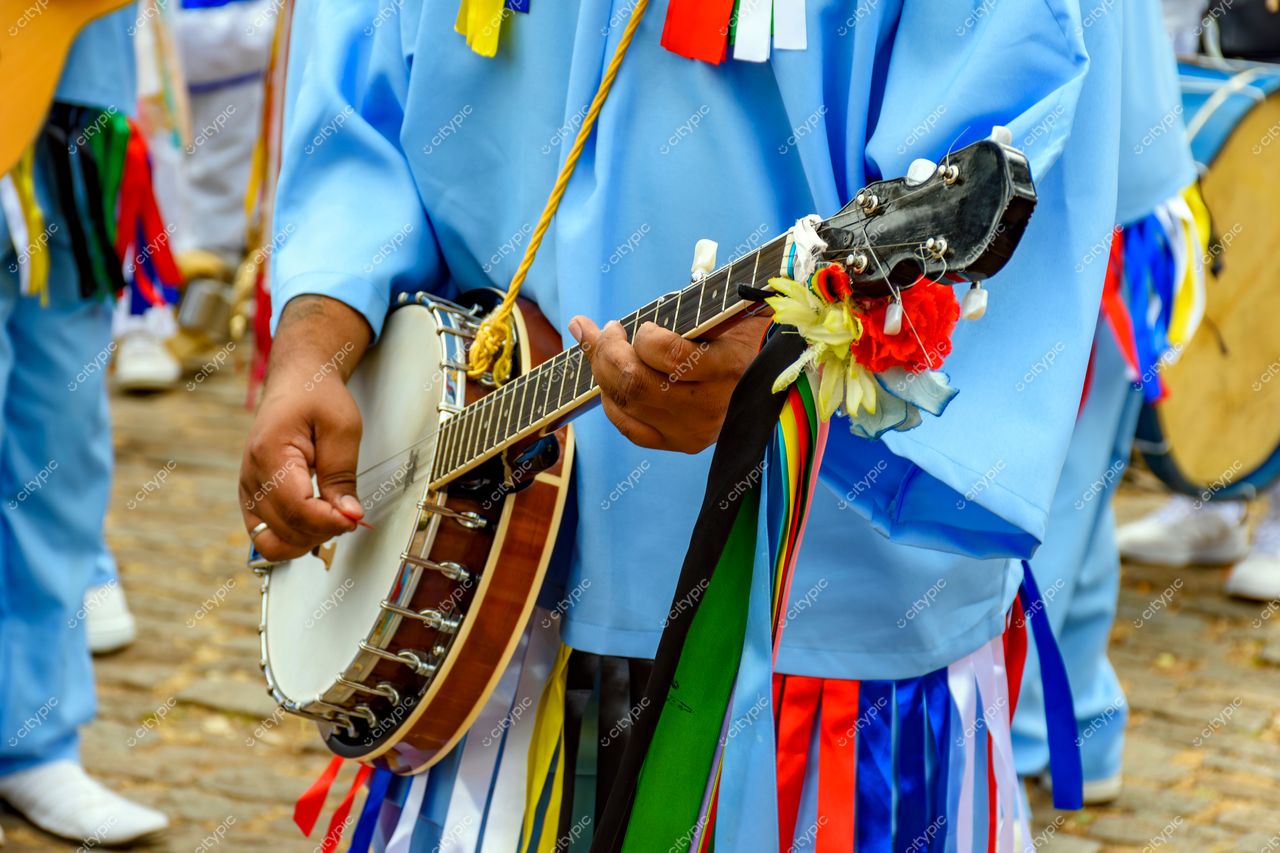 Festa Tradicional em Belo Horizonte: Músico em Ação com Banjo Decorado
