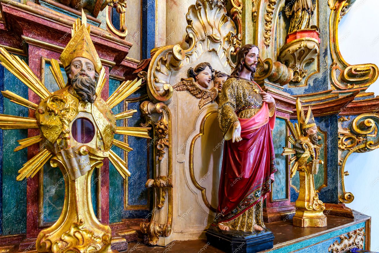 Congonhas, Minas Gerais, Brasil: Altar Barroco Ornamentado com Esculturas Angelicais e Jesus Solene