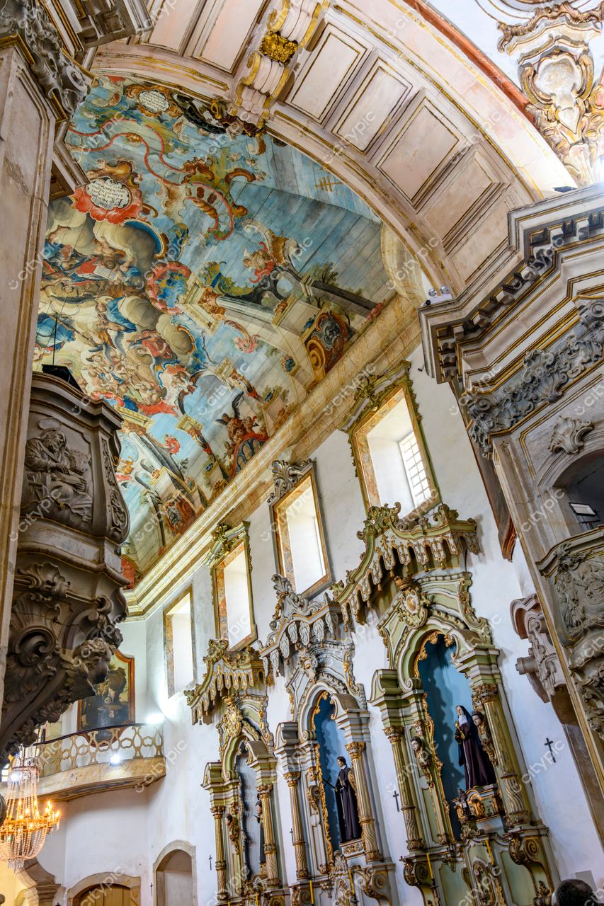 Ouro Preto, Minas Gerais: Interior deslumbrante de uma igreja barroca com afrescos vibrantes e altares ornamentados