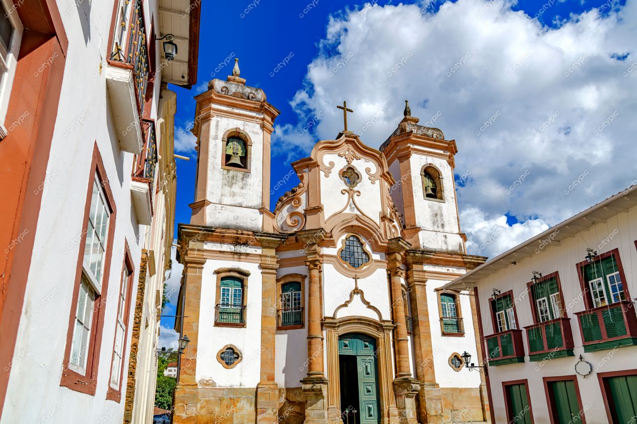 Ouro Preto, Minas Gerais: Igreja de São Francisco de Assis em meio ao charme histórico da cidade