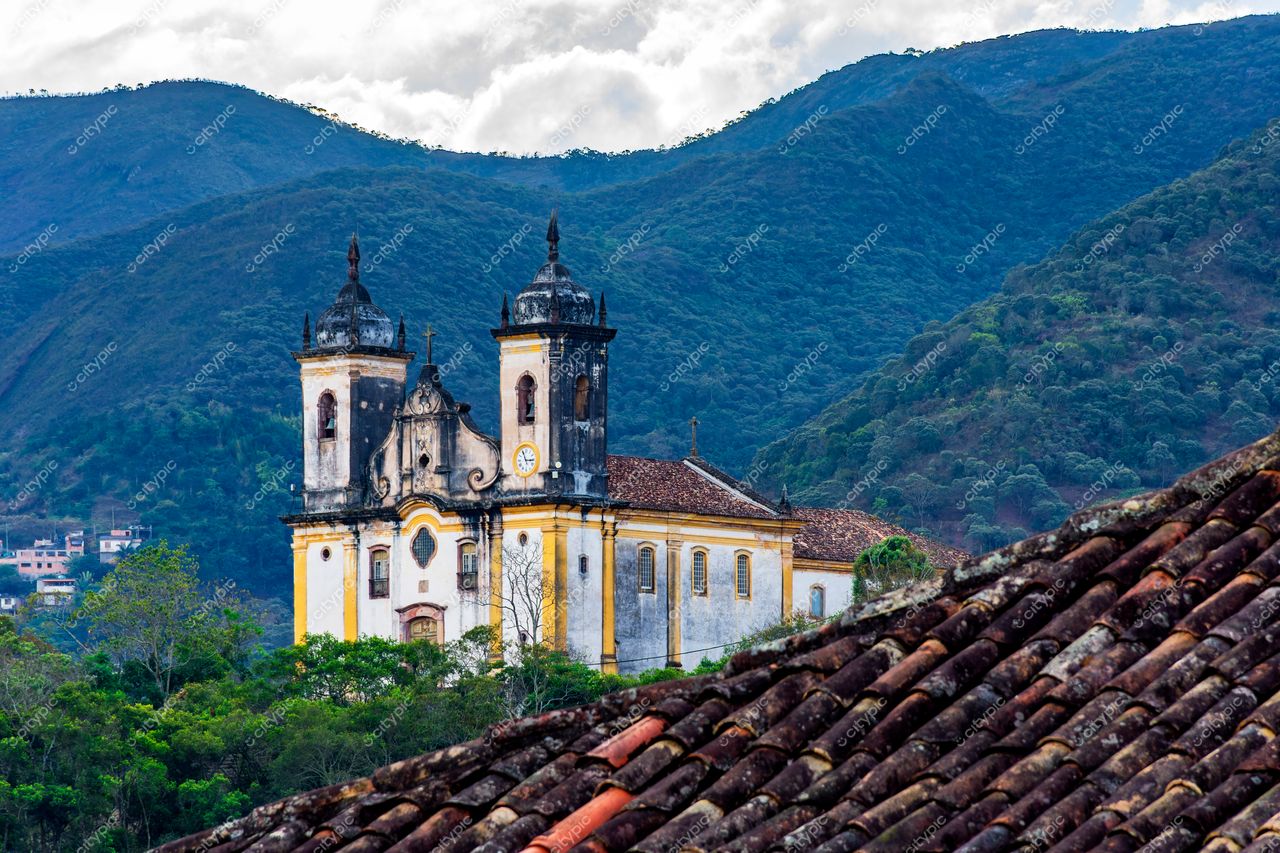 Ouro Preto, Minas Gerais: Igreja de São Francisco de Assis em meio à exuberante paisagem mineira