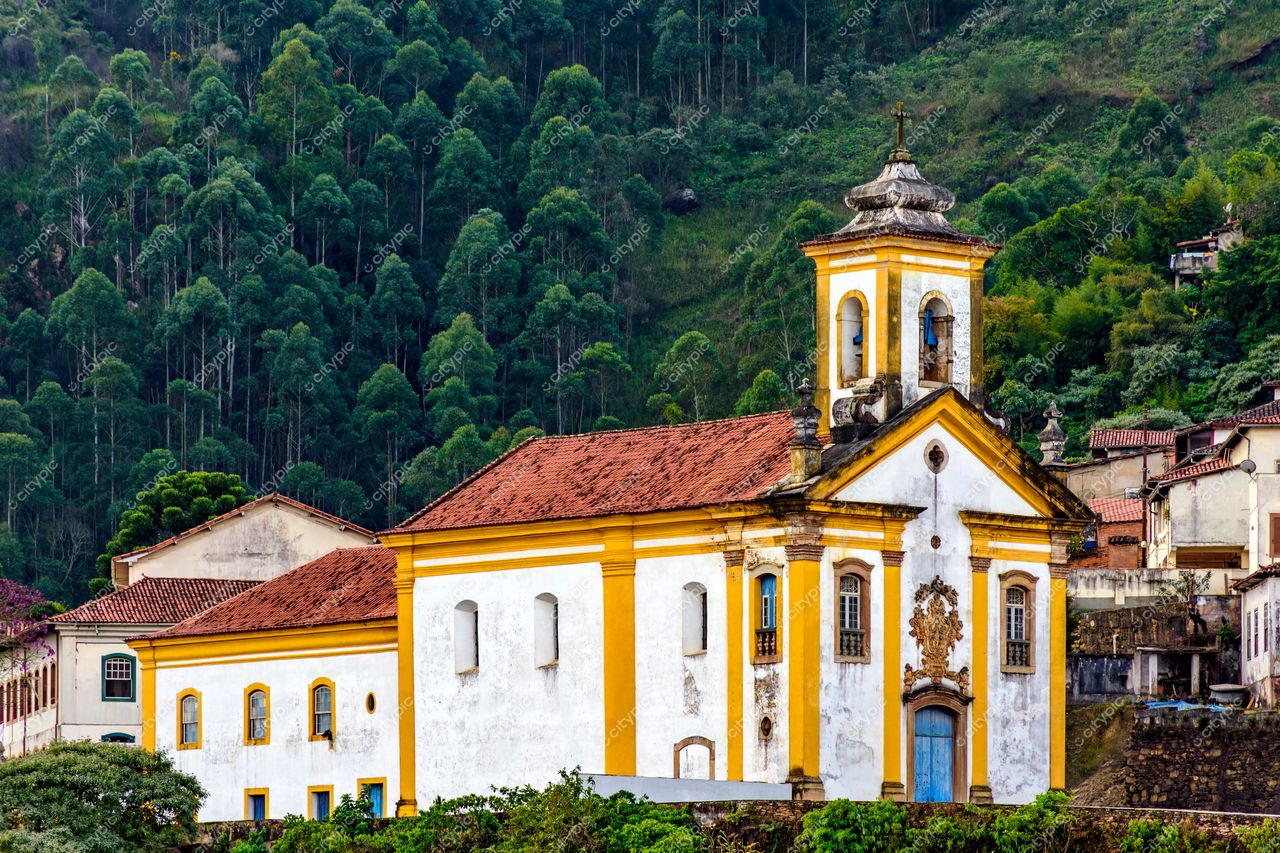 Ouro Preto, Minas Gerais: Igreja colonial em meio à natureza exuberante