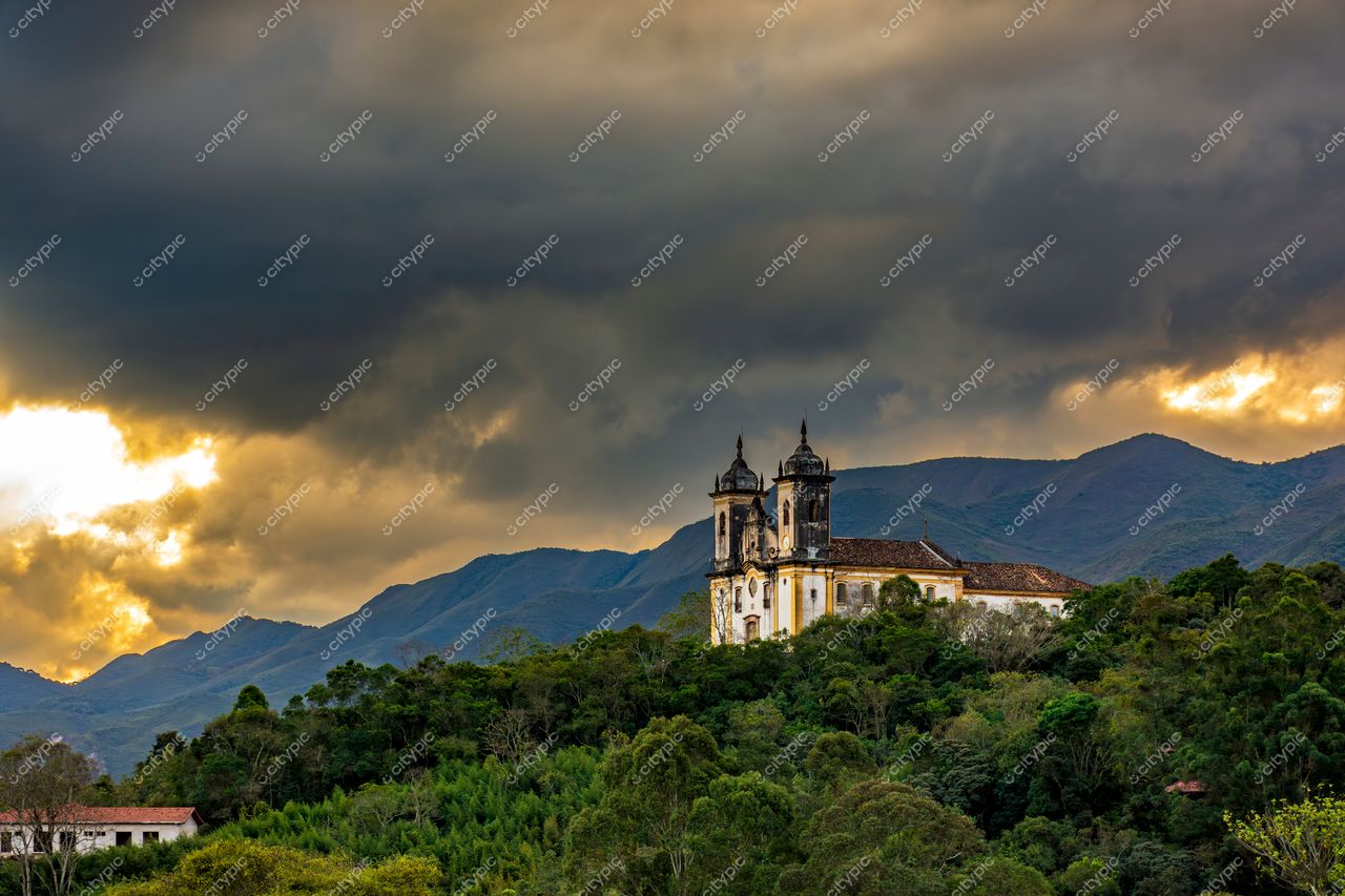 Ouro Preto, Minas Gerais: Igreja de São Francisco de Assis em meio à natureza e história