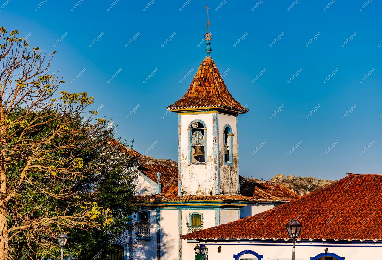 Diamantina, Minas Gerais: Campanário histórico emoldurado pela natureza e cultura colonial