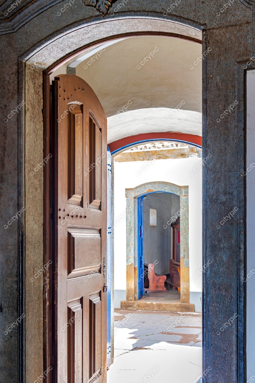 Congonhas, Minas Gerais: Porta de madeira rustica em ambiente acolhedor