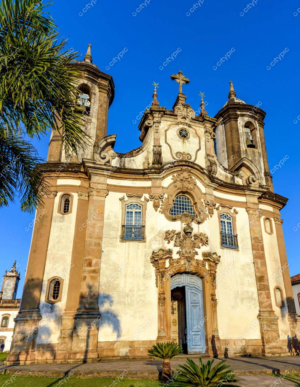 Ouro Preto, Minas Gerais: Igreja histórica com arquitetura barroca e detalhes ornamentais impressionantes
