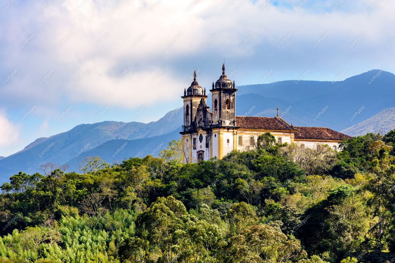 Ouro Preto, Minas Gerais: Igreja Barroca e Montanhas Majestosas