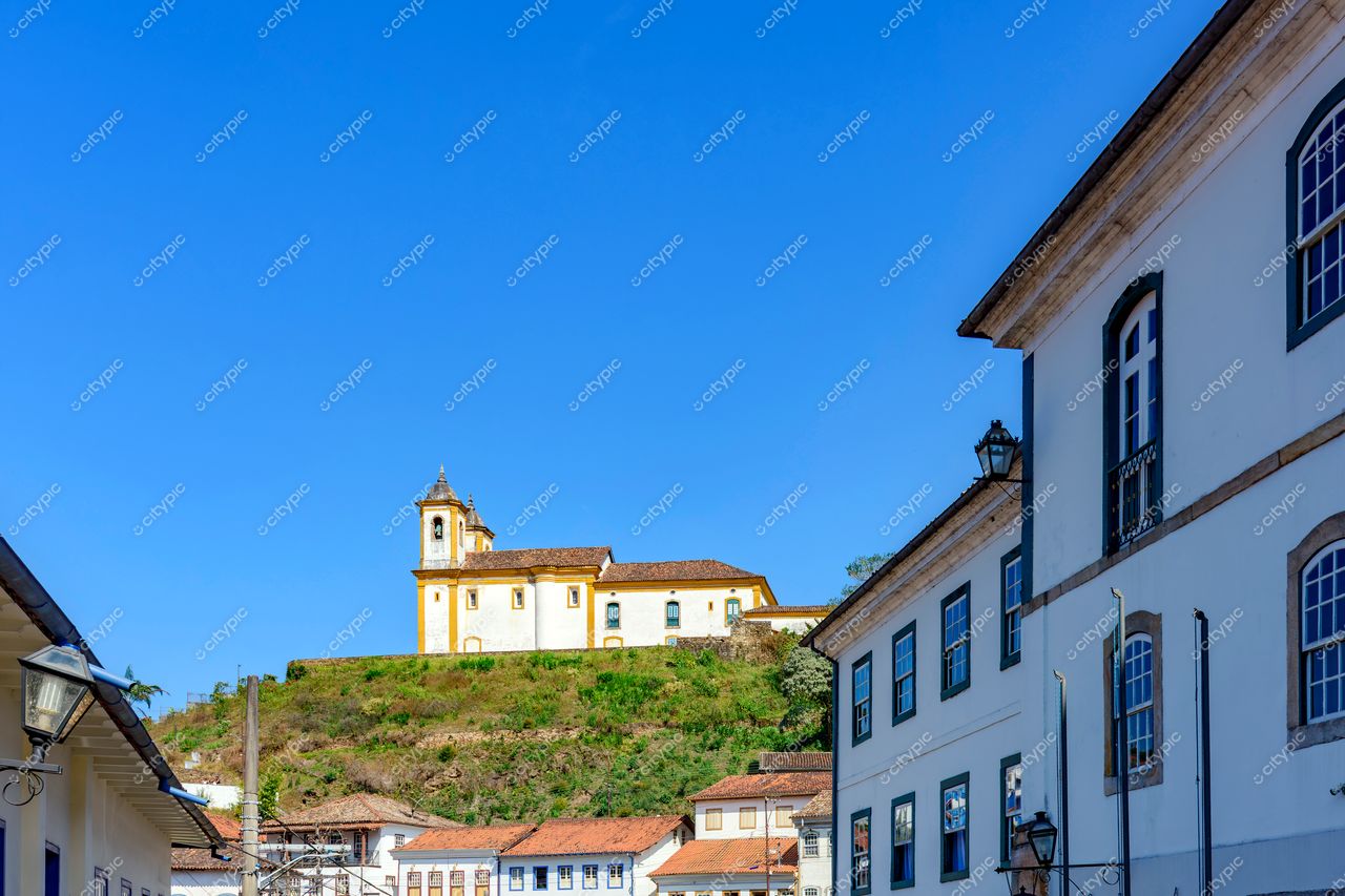 Ouro Preto, Minas Gerais: Igrejinha Branca e Casas Coloniais emolduradas pelo Céu Azul
