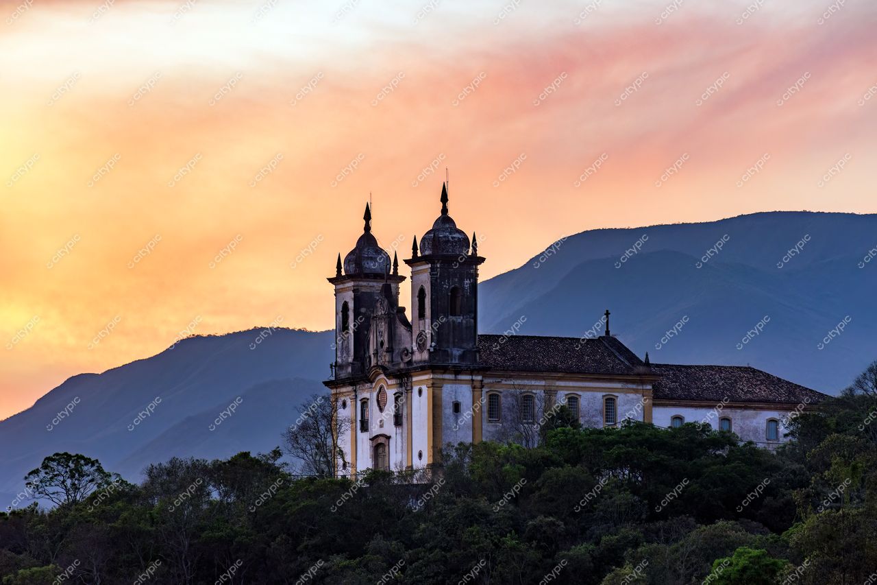 Ouro Preto, Minas Gerais: A majestosa igreja ao amanhecer