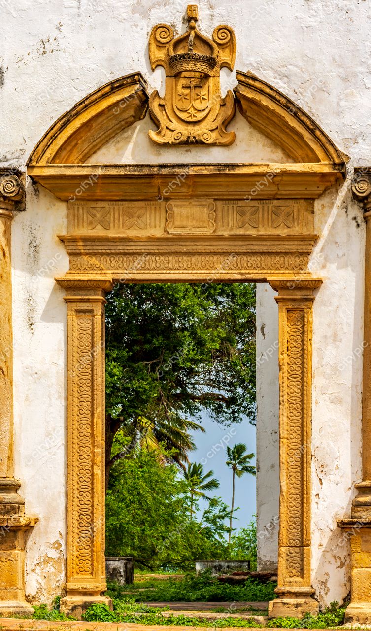 Portal Ornamental Amarelo: Beleza Colonial em Olinda, Pernambuco, Brasil