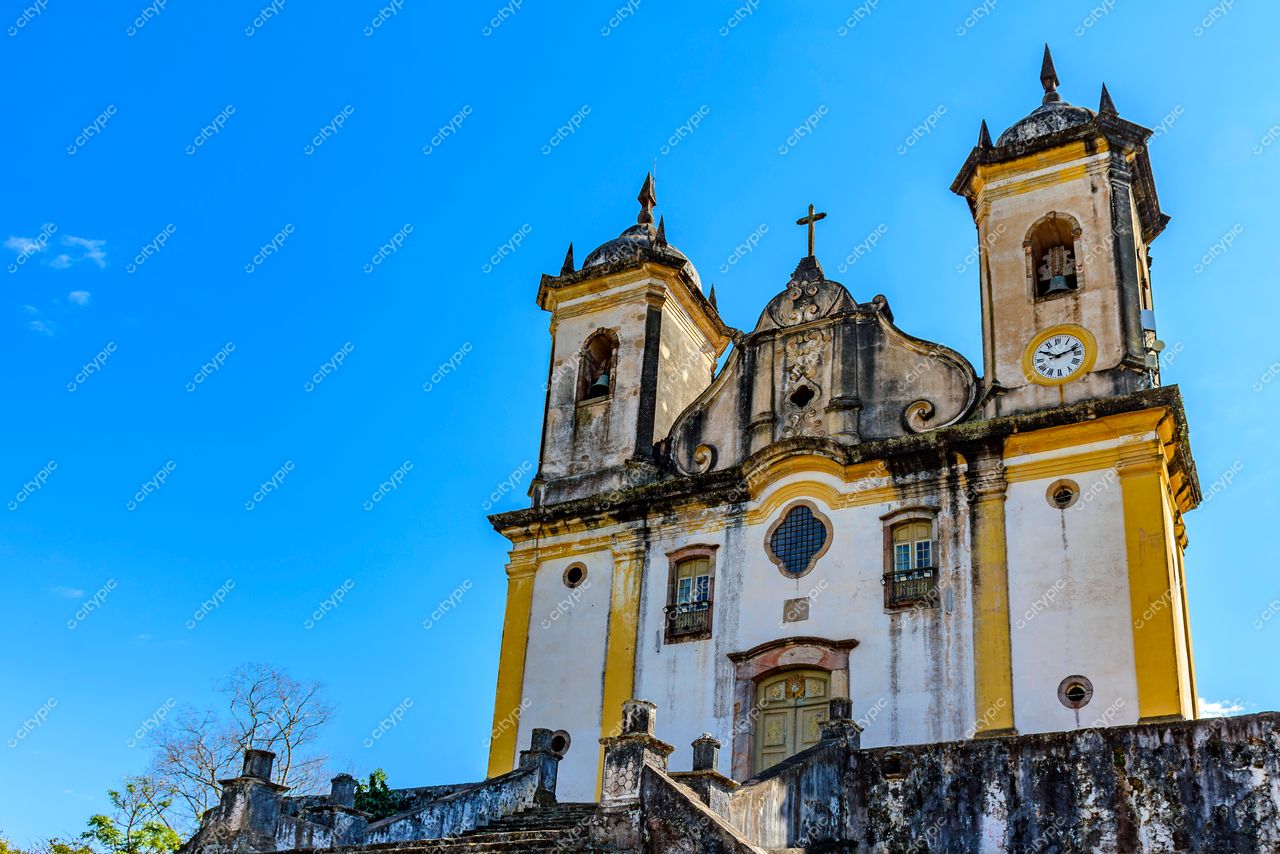 Ouro Preto, Minas Gerais: Igreja histórica com detalhes ornamentais e relógio na fachada