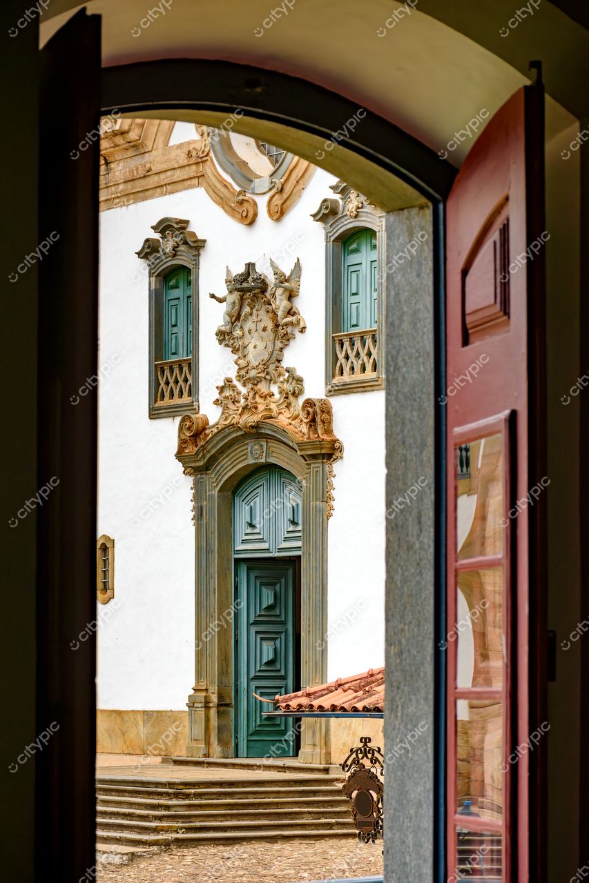 Mariana, Minas Gerais: Porta Ornamentada de um Edifício Histórico