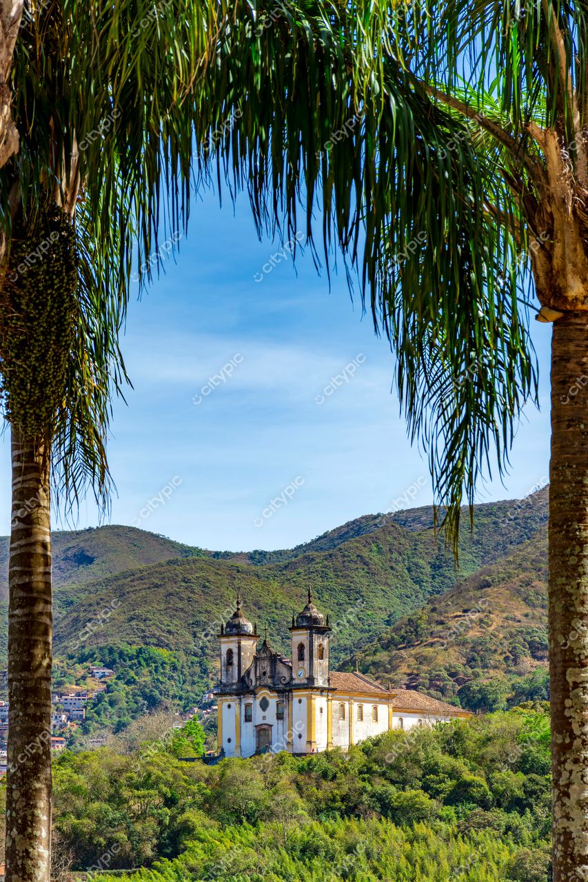Ouro Preto, Minas Gerais: A majestosa Igreja de São Francisco de Assis em meio à natureza exuberante