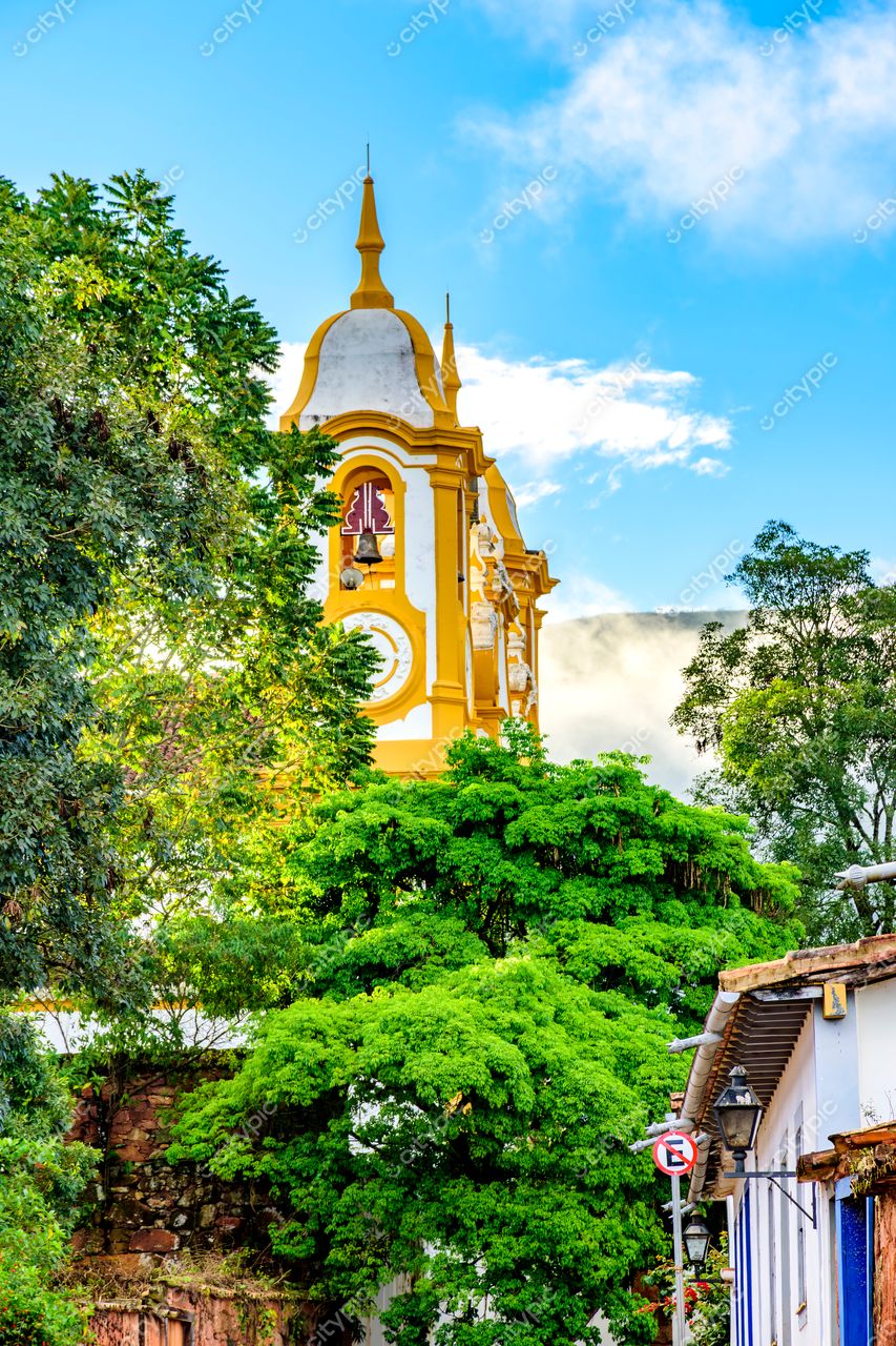 Tiradentes, Minas Gerais: Torre imponente e casas coloniais em um cenário encantador