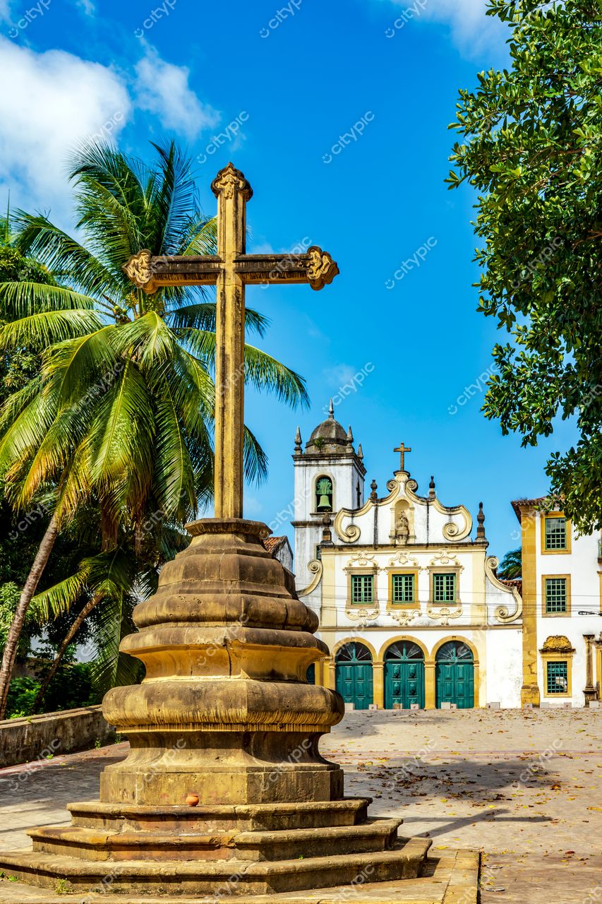 Cruz imponente entre palmeiras: Vista cênica de Olinda, Pernambuco, Brasil