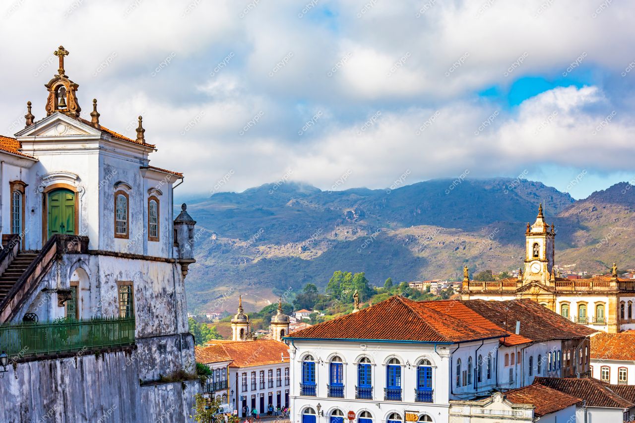 Ouro Preto, Minas Gerais: Vista panorâmica da arquitetura colonial e das montanhas cobertas por nuvens