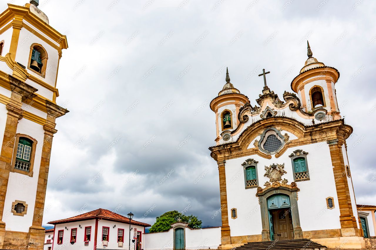 Mariana, Minas Gerais: Igrejas coloniais em destaque sob um céu dramático