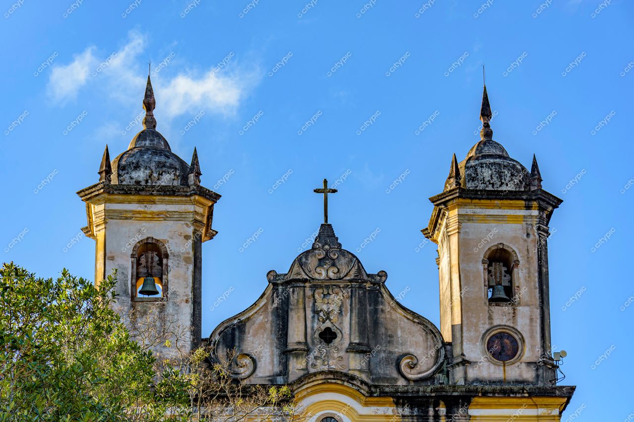 Ouro Preto, Minas Gerais: A majestosa fachada da igreja histórica em estilo colonial brasileiro