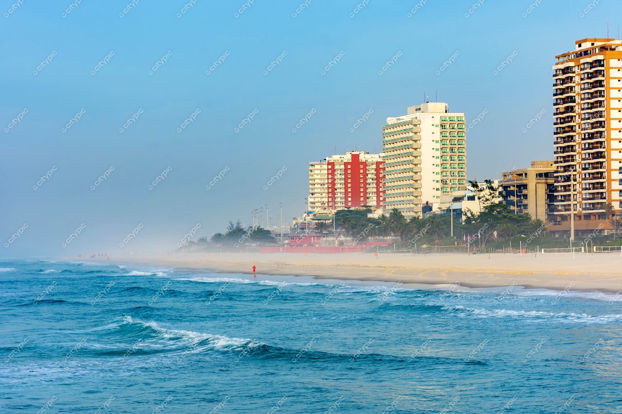 Barra da Tijuca, Rio de Janeiro: Vista deslumbrante do mar e da faixa de praia com edifícios modernos ao fundo
