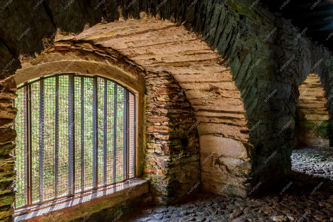 Ouro Preto, Minas Gerais: Interior Histórico com Janela de Metal e Vegetação ao Fundo