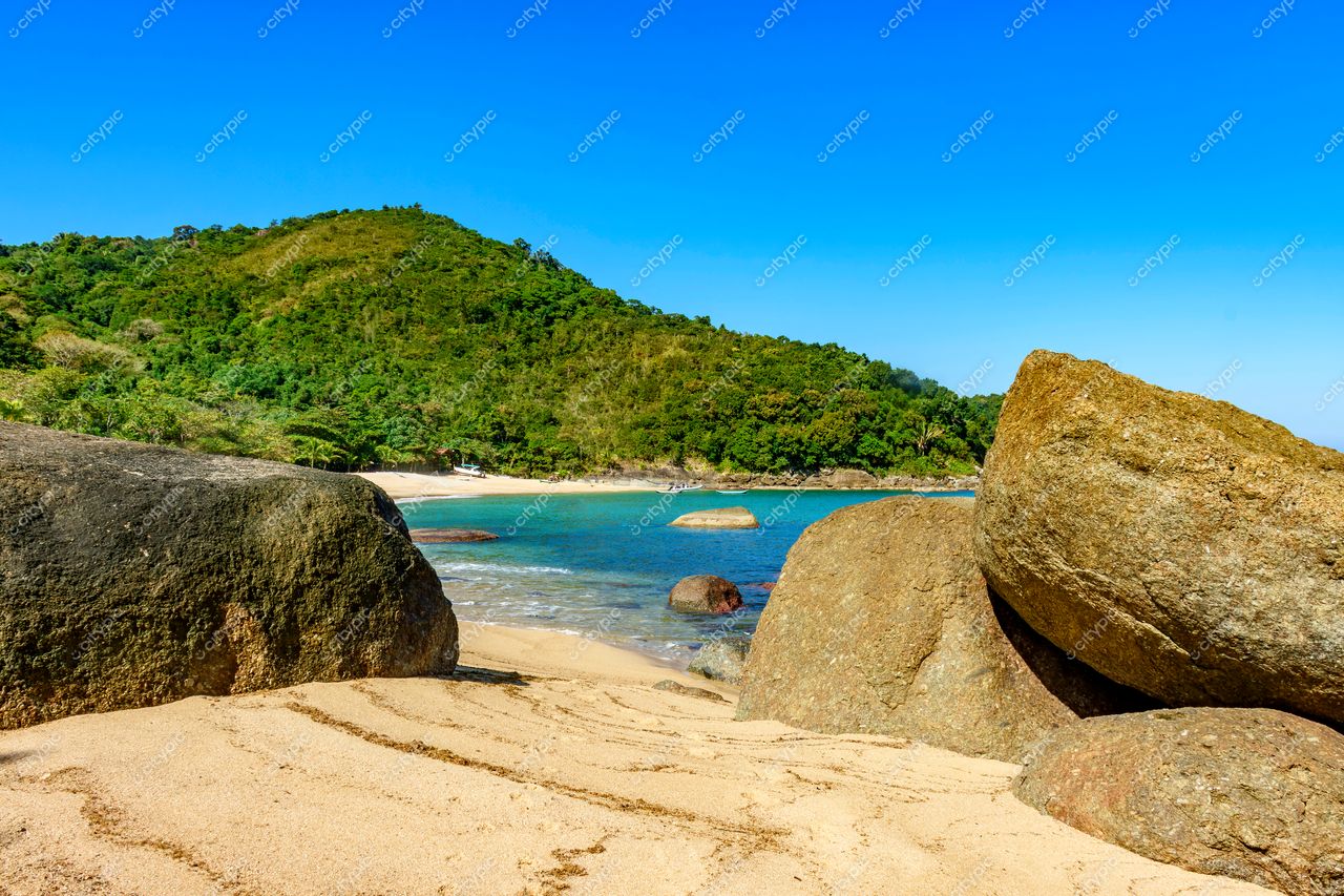 Ilhabela, São Paulo, Brasil: A beleza natural da praia entre rochas e águas cristalinas