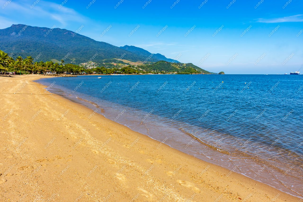 Praia Paradisíaca em Ilhabela, São Paulo: Tranquilidade e Beleza Natural