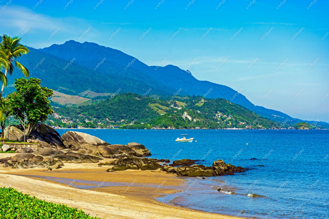 Praia paradisíaca em Ilhabela, São Paulo: um refúgio de tranquilidade e beleza natural