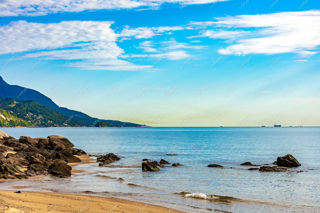 Ilhabela, São Paulo: Paisagem Costeira Serena e Panorâmica