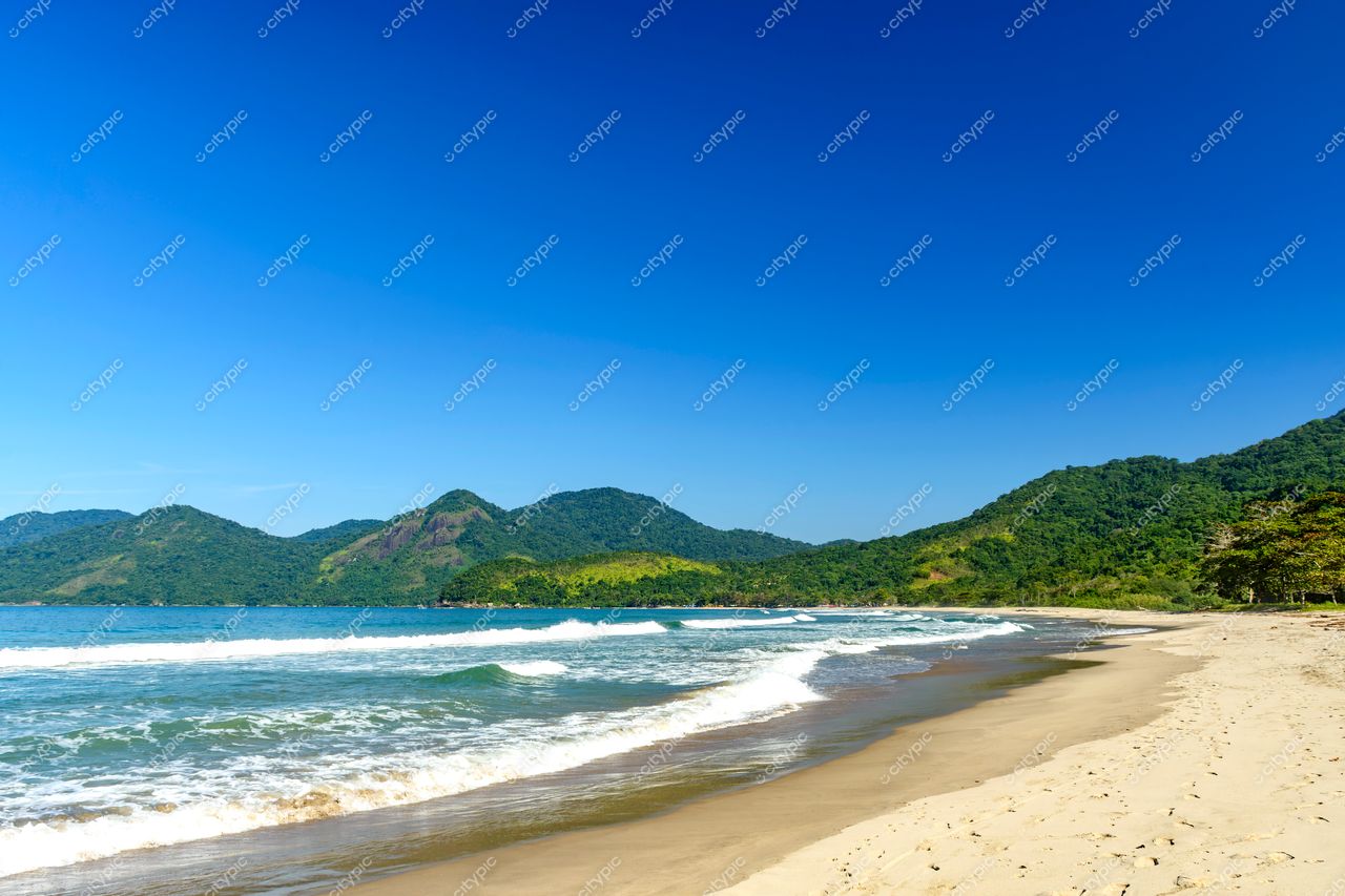 Ilhabela, São Paulo, Brasil: Cena paradisíaca de praia e colinas exuberantes