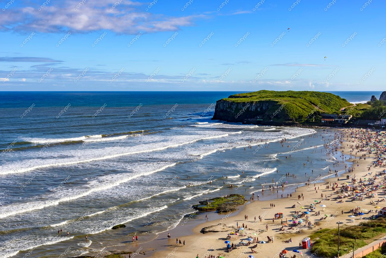 Torres, Rio Grande do Sul: Vista deslumbrante da praia onde o mar encontra a areia dourada