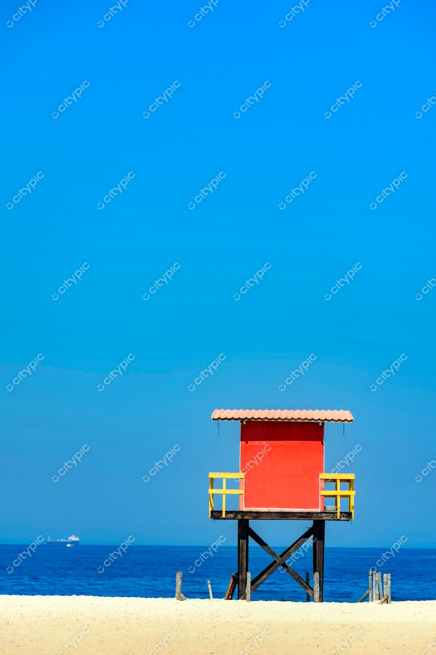 Torre de Vigilância Vermelha em Destaque na Praia de Copacabana, Rio de Janeiro: Tranquilidade e Segurança em Tons Vibrantes