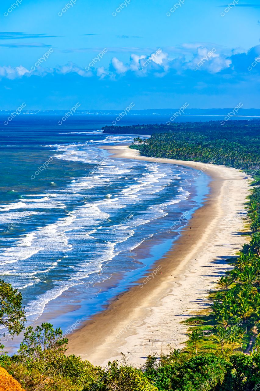 Uruçuca, Bahia: Vista Panorâmica Deslumbrante da Costa Tropical Brasileira