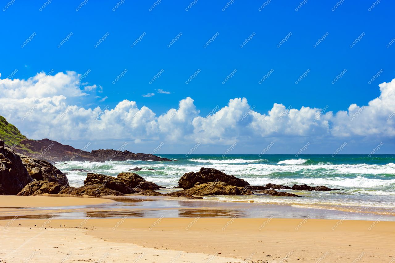 Uruçuca, Bahia: Belíssima paisagem da praia com águas azuis e rochas à beira-mar